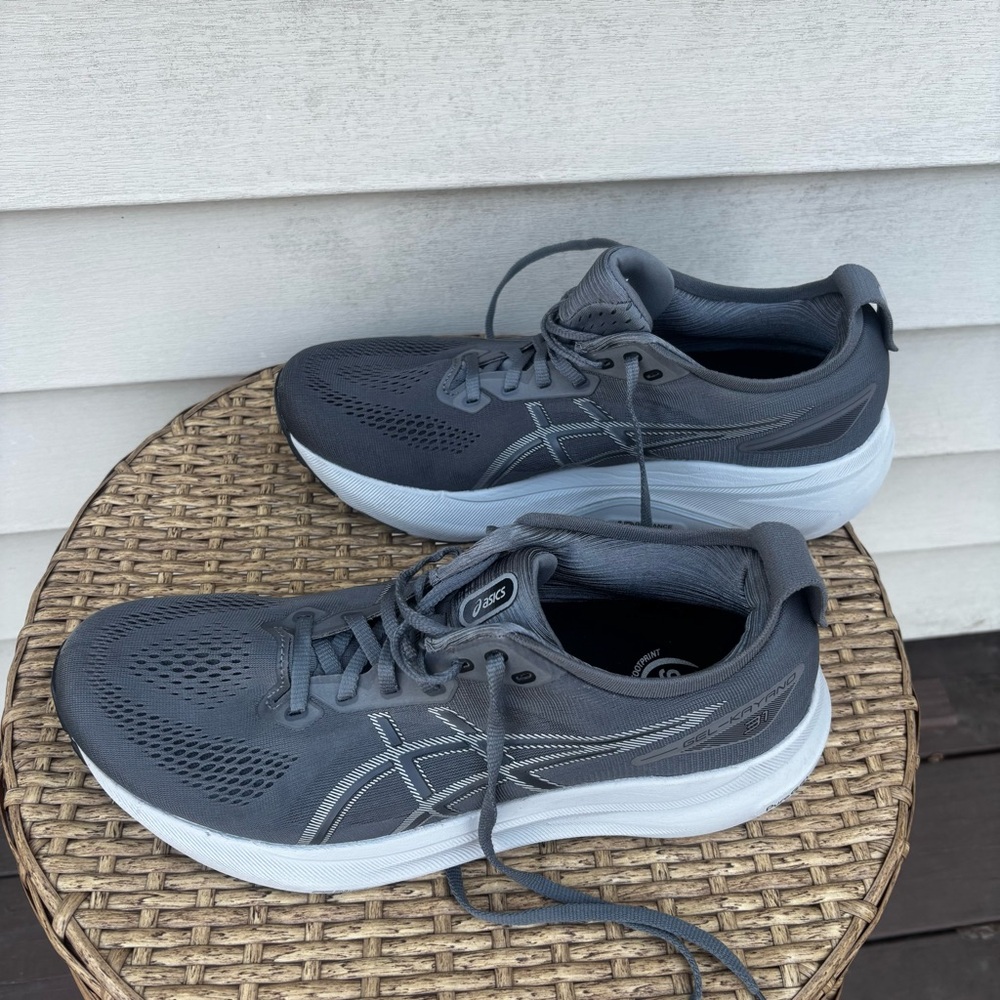 ASICS Men's Gray Athletic Running Shoes with White Midsole. Size 9.5